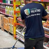 Colaborador do Grupo Palatino em operação num supermercado
