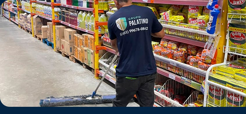 Colaborador do Grupo Palatino higienizando o corredor de um supermercado